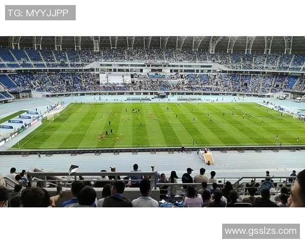 10月29日足球明星齐聚赛场展现风采引发球迷热烈追捧 10月29日足球明星齐聚赛场展现风采引发球迷热烈追捧