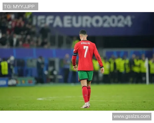 C罗粉丝心中的足球明星榜单揭晓引发热议与讨论 C罗粉丝心中的足球明星榜单揭晓引发热议与讨论