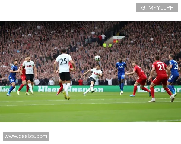 绰号岩石的足球明星如何在绿茵场上展现力量与激情 绰号岩石的足球明星如何在绿茵场上展现力量与激情